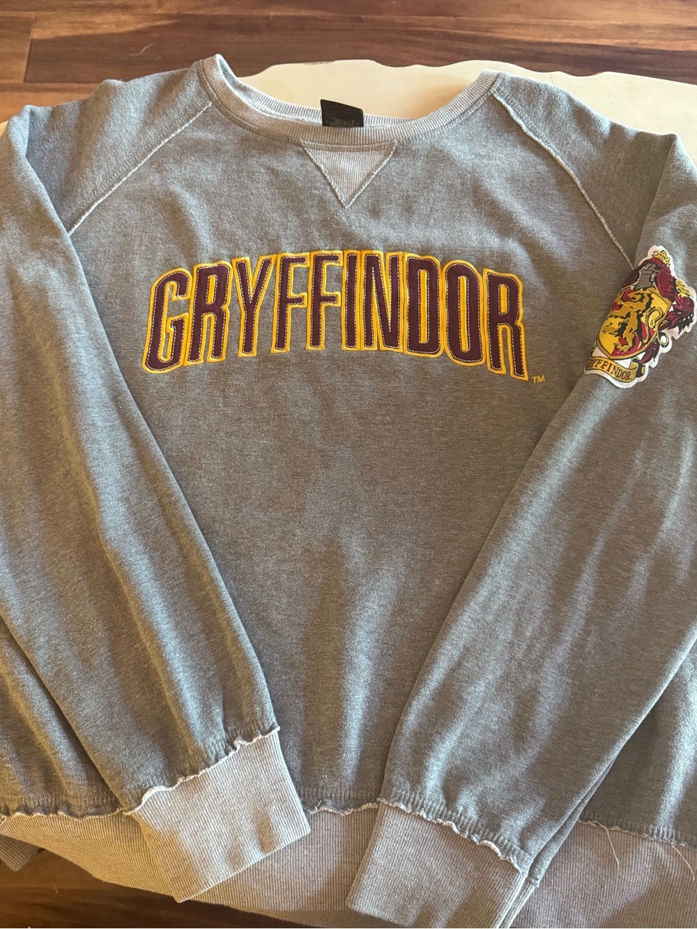 Women’s XL Gryffindor Grey Crewneck AUTHENTIC UNIVERSAL STUDIOS
